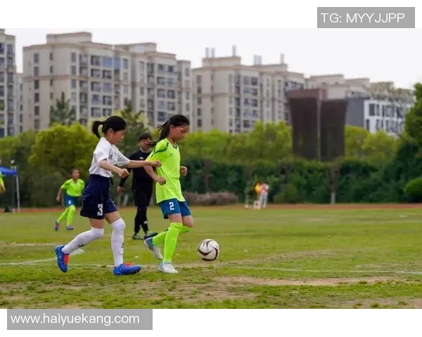 扎小辫子足球明星的成长之路与场上风采揭秘