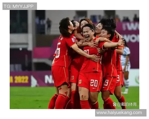 足球明星与女足球员亲密合影展现体育魅力与性别平等的美好瞬间 足球明星与女足球员亲密合影展现体育魅力与性别平等的美好瞬间